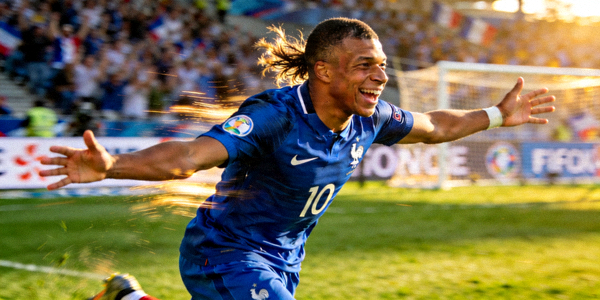 法国国家足球队球员姆巴佩高速奔跑庆祝胜利的瞬间